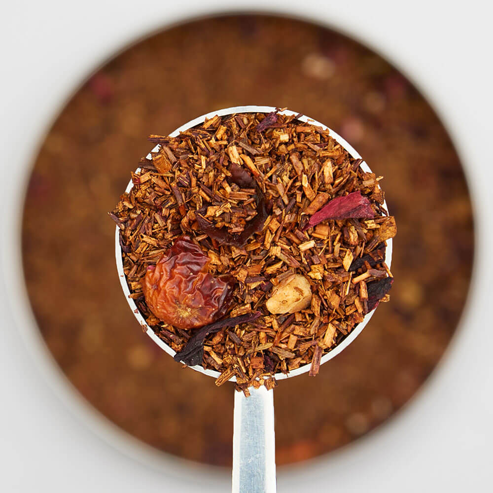  strawberry shortcake biscuit loose leaf tea in spoon 