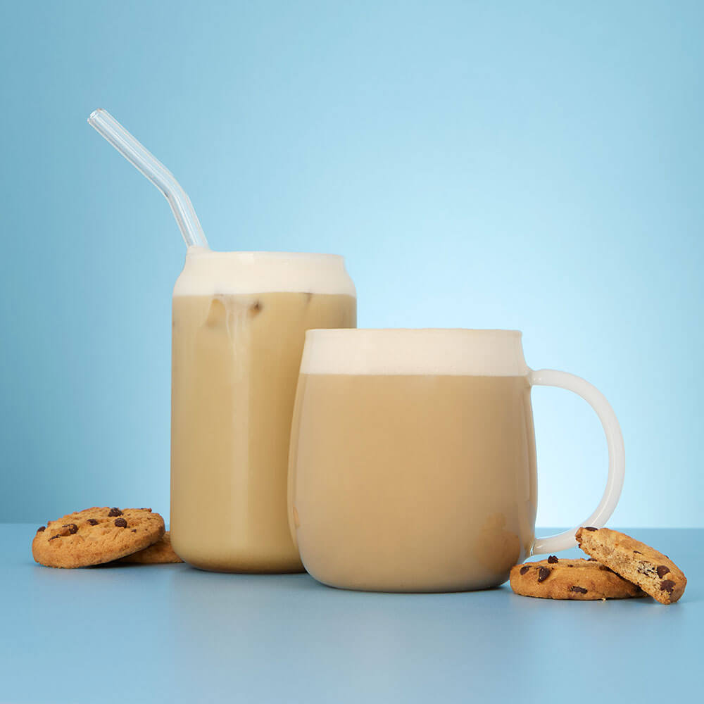 cookie hojicha tea powder hot &amp; iced latte in cup &amp; mug &amp; cookie